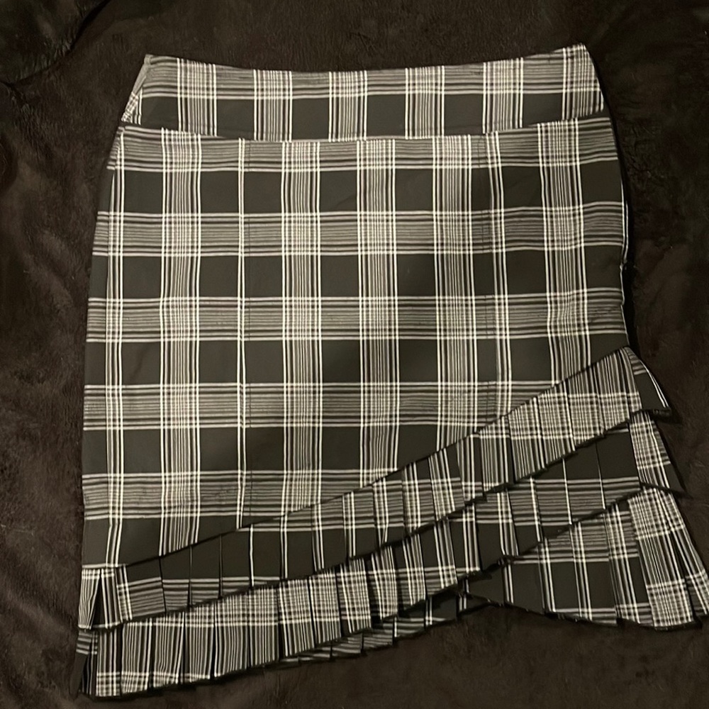 Bebe black and white, asymmetrical pleaded bottom skirt, like new, size 6